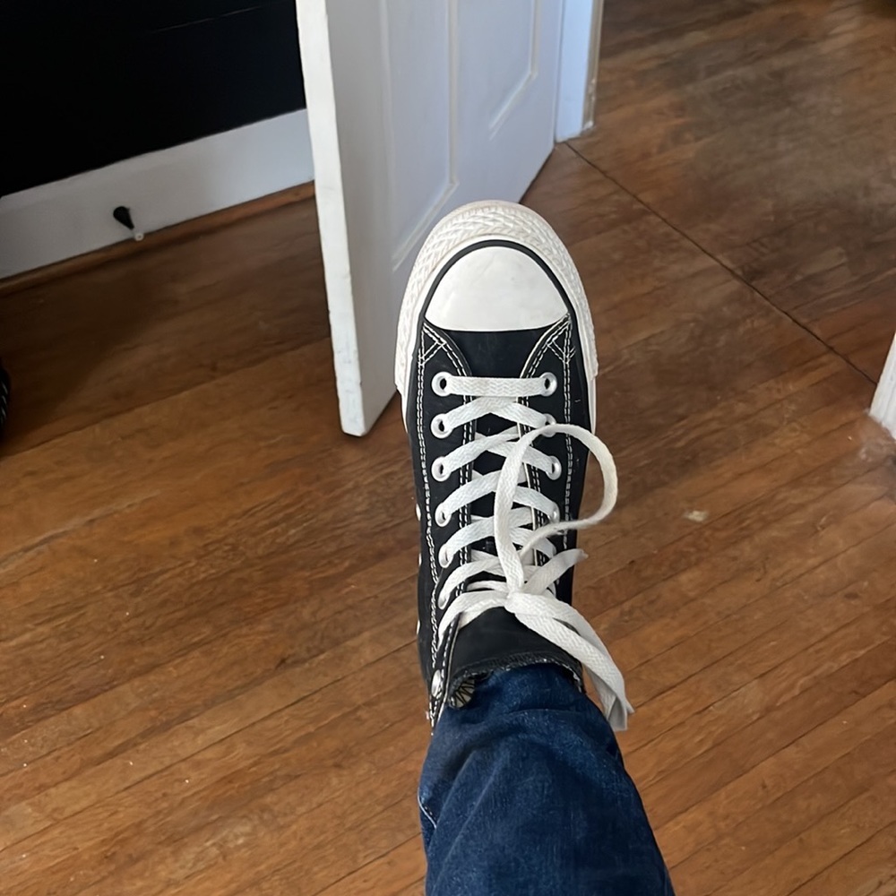 Black converse woman’s size 9